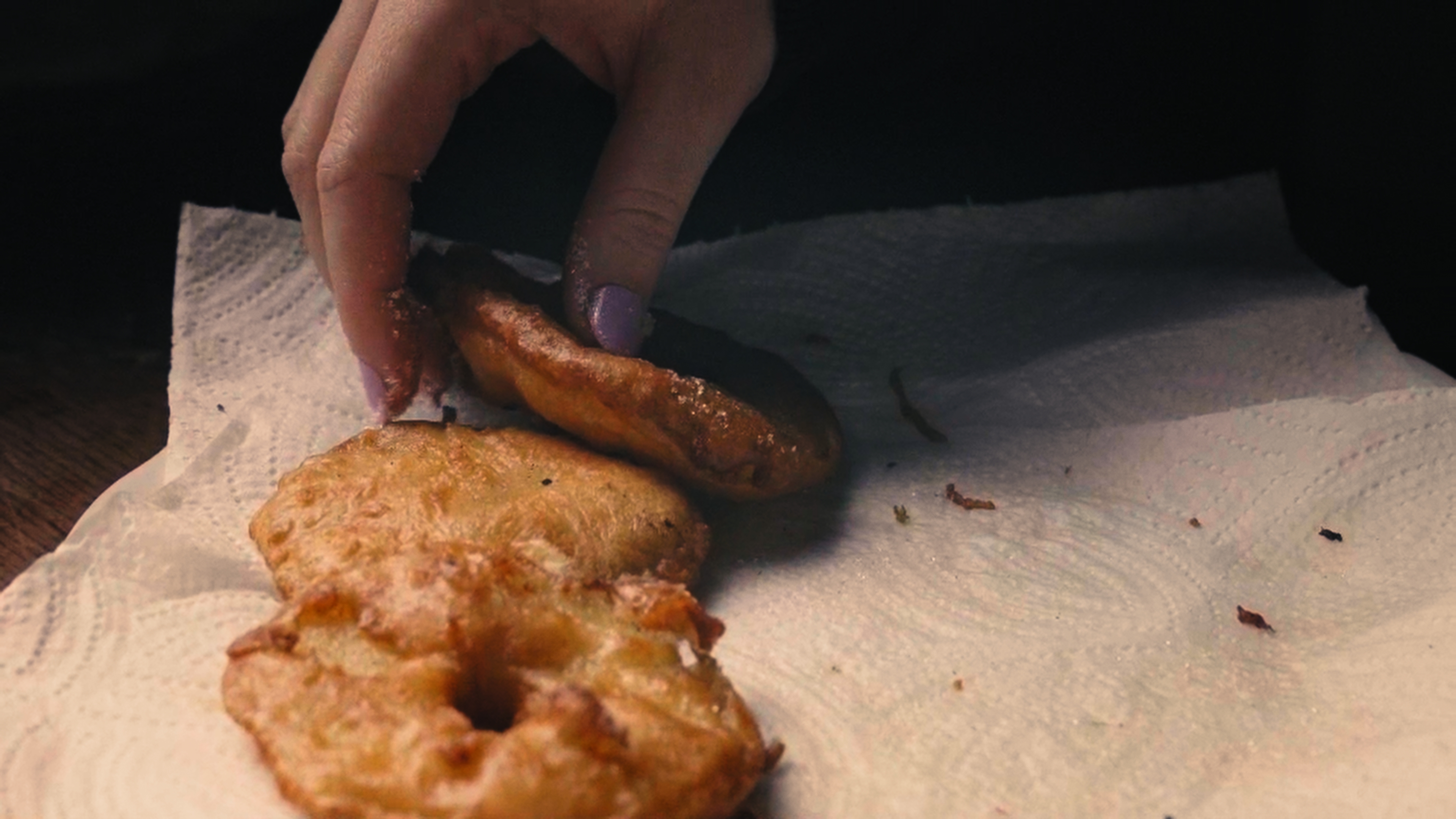 Le mani che scolano le frittelle