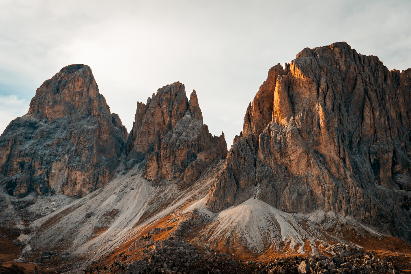 Paesaggio di montagna alle prime luci